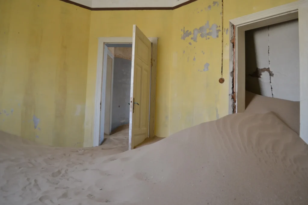 Stanza gialla abbandonata a Kolmanskop, invasa dalla sabbia del deserto del Namib
