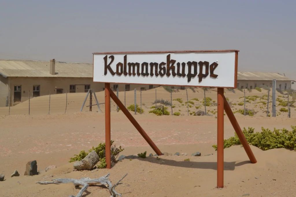 Insegna storica di Kolmannskuppe nella città fantasma di Kolmanskop, in Namibia