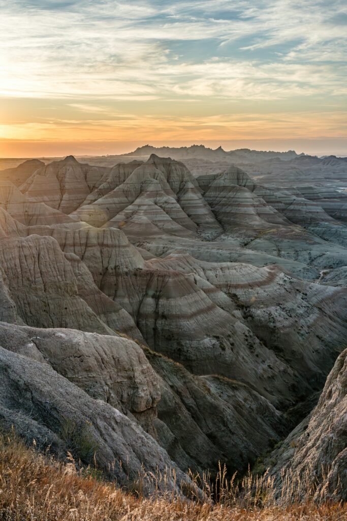 Formazioni rocciose stratificate del Parco nazionale delle Badlands nel Dakota del Sud