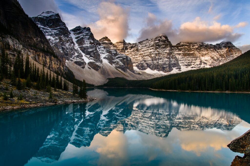 Lago Moraine e cime del Parco nazionale di Banff, Alberta, Canada