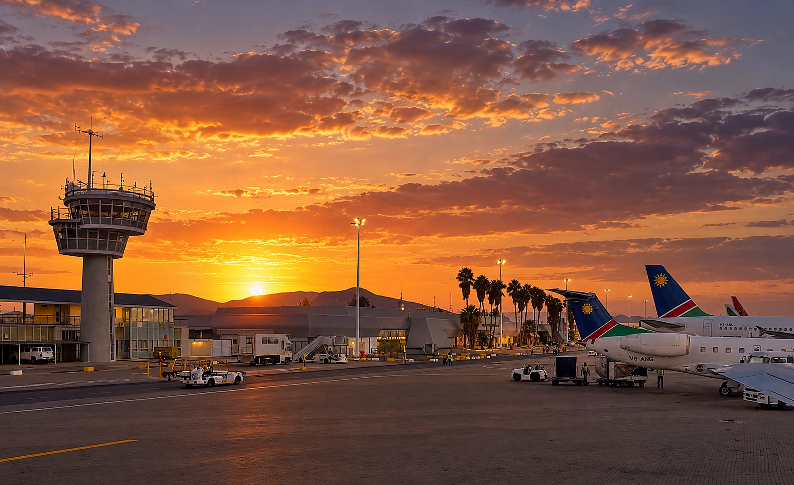 Internationaler Flughafen Hosea Kutako in Namibia bei Sonnenuntergang mit Flugzeugen auf dem Vorfeld