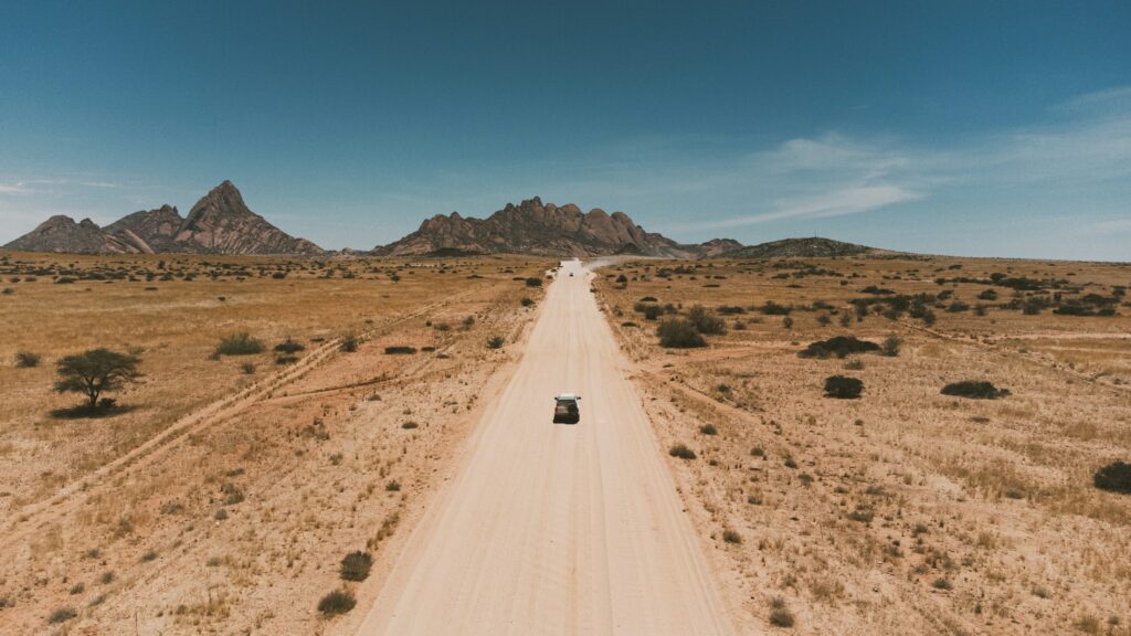 Veicolo su una strada remota verso le montagne di Spitzkoppe, Namibia