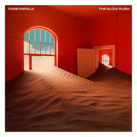 Copertina dell’album «The Slow Rush» dei Tame Impala con una stanza rossa invasa dalla sabbia a Kolmanskop