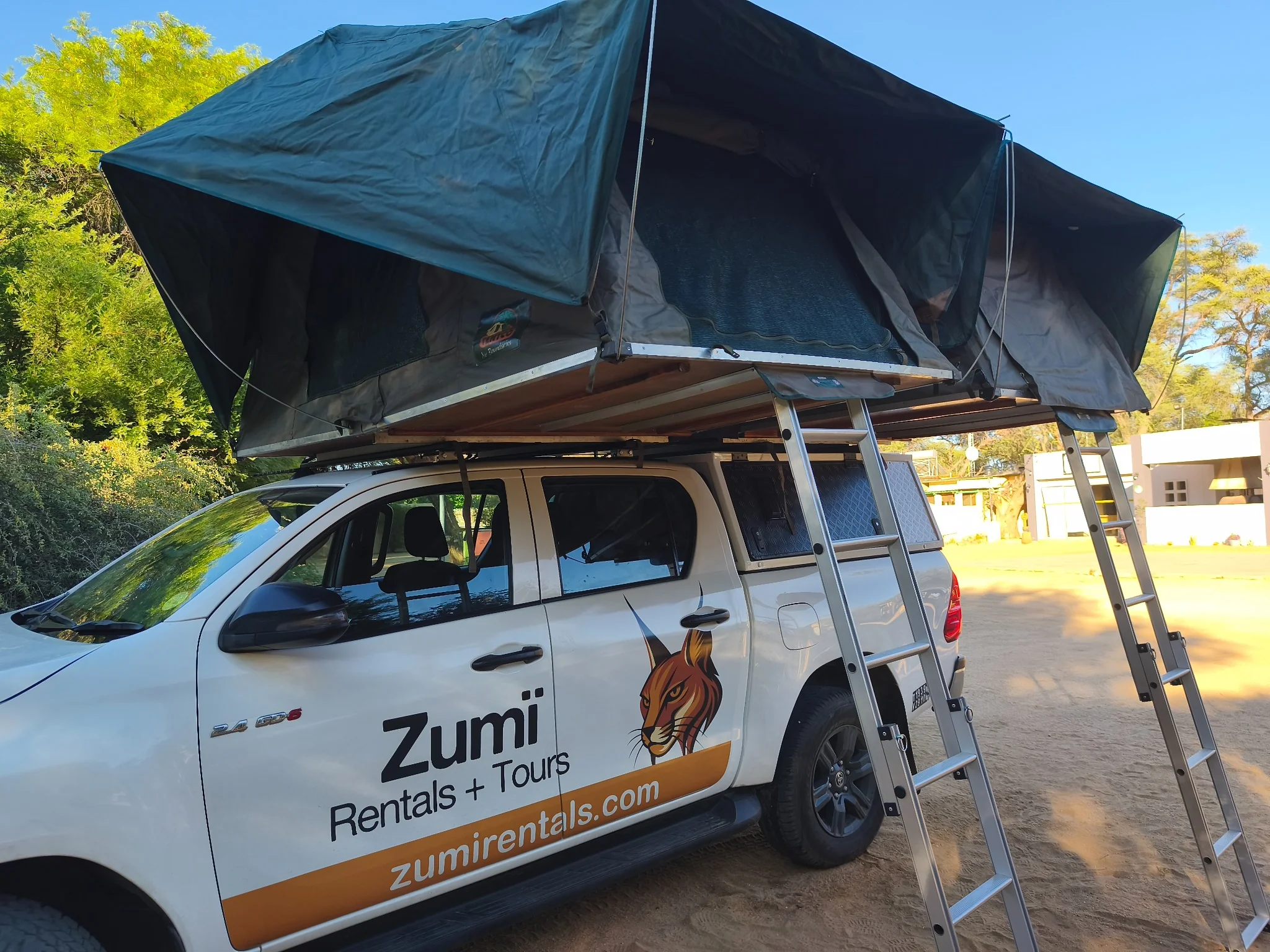 Toyota Hilux Camping con due tende da tetto