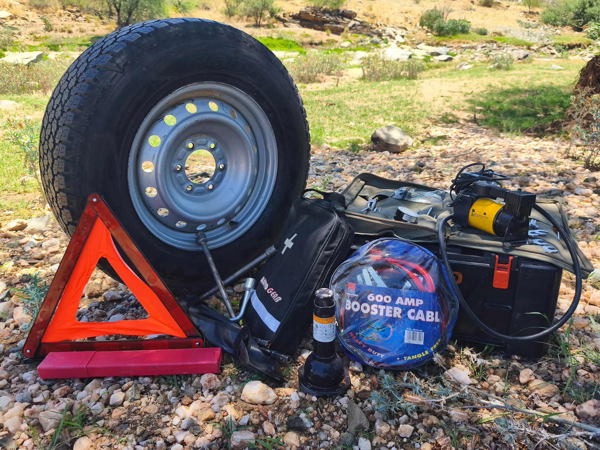 Attrezzatura di emergenza del Toyota Hilux Camping: ruota di scorta, compressore, cavi di avviamento, kit di pronto soccorso e triangolo