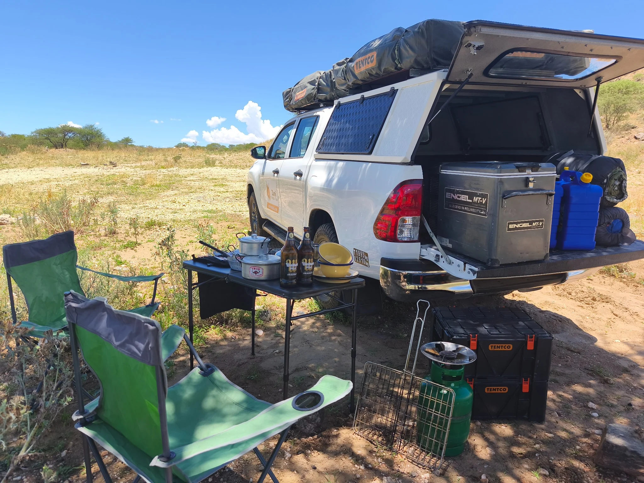Cucina e attrezzatura da campeggio del Toyota Hilux Camping