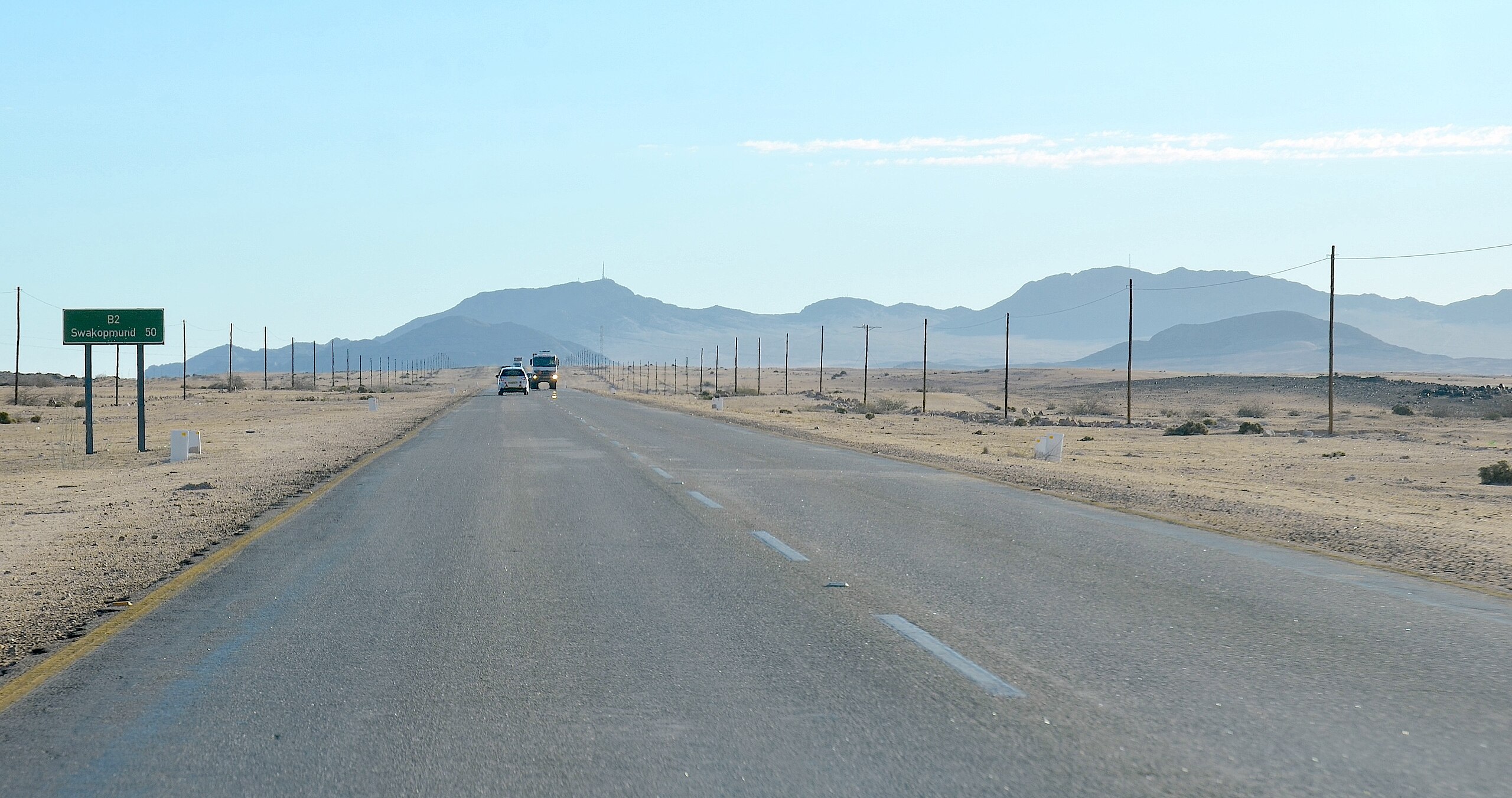 B2_road_and_Rössing_mountains,_Namibia